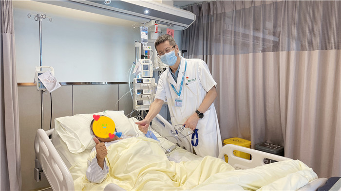 【新快报】热心人、高铁站、医院接力“救心”，将大叔从猝死边缘拉回