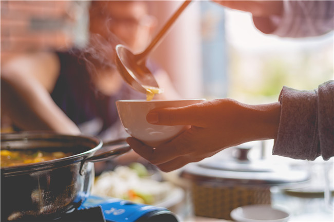 每周一膳丨莲藕加这两样食材煲汤，粉嫩软糯营养棒