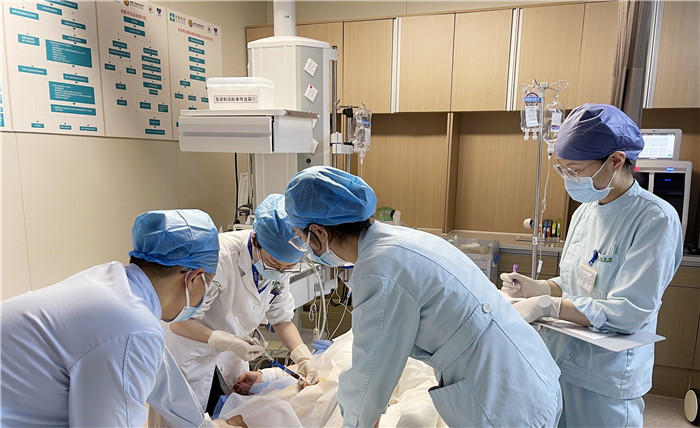 惊险！女子吞下100片氨茶碱轻生 送往医院抢救后……